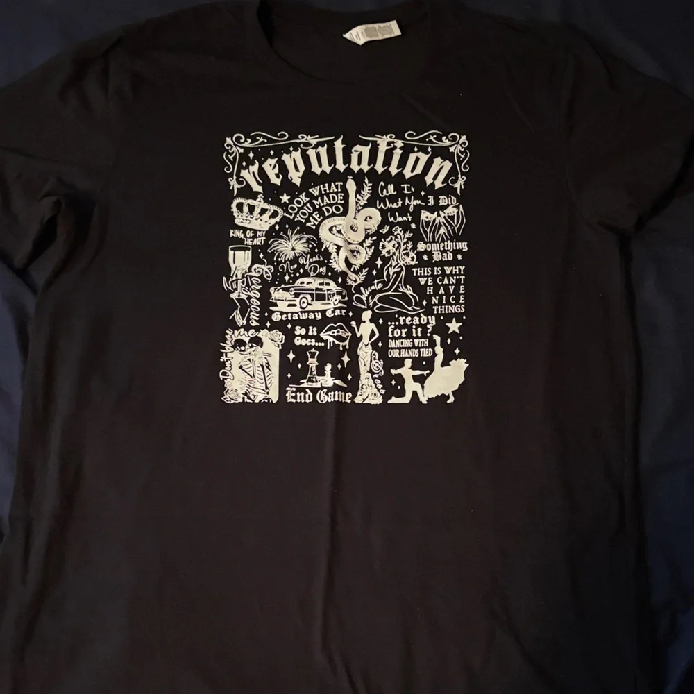 Taylor Swift Black Reputation Graphic T-Shirt - Picture 1 of 4